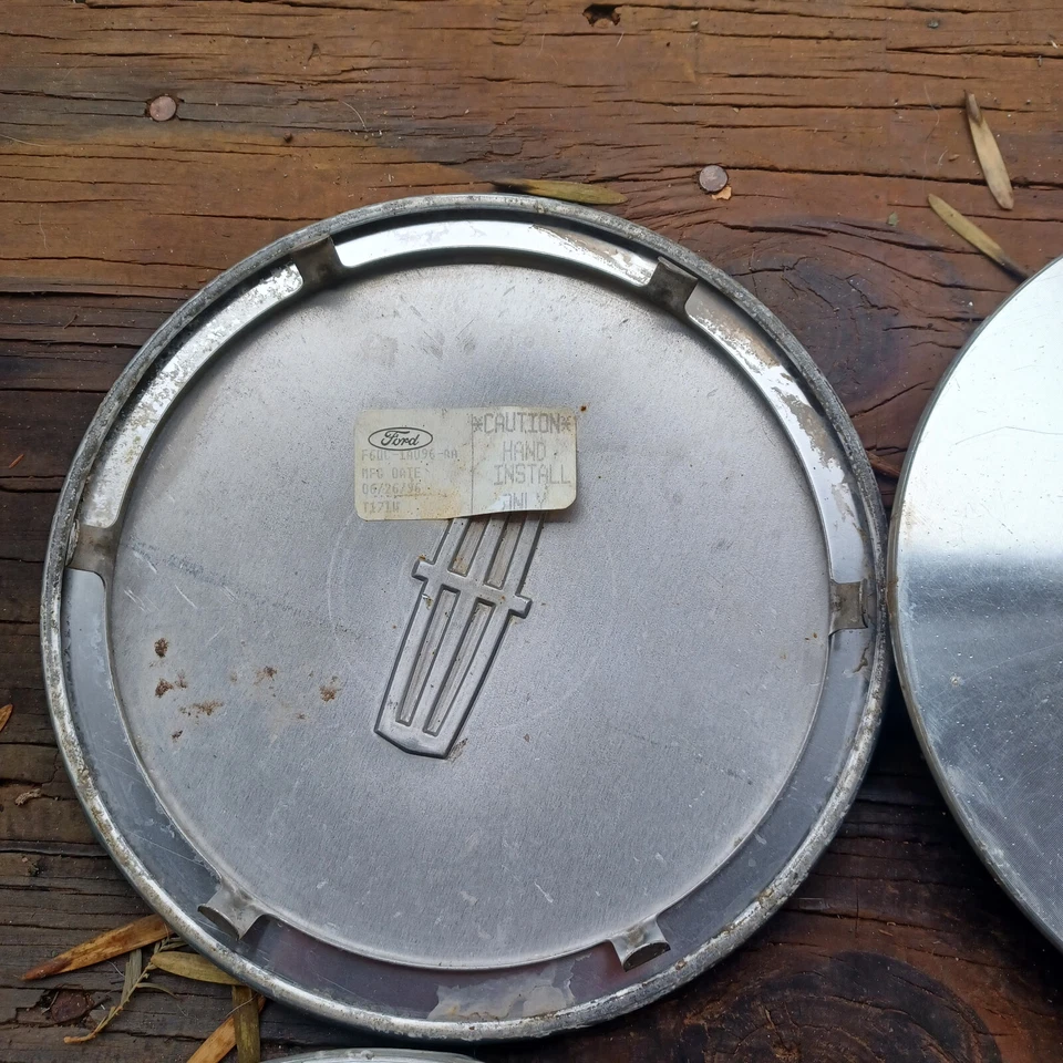 Juego de tapas centrales Lincoln Town Car (4 piezas) 1995-1998 parte # F60C 1A096 AA S2 Foto 4 de 4