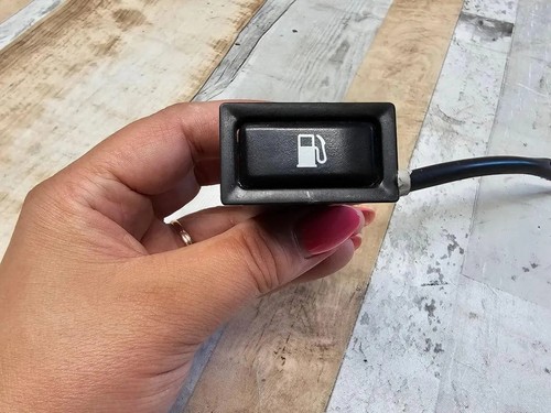 TOYOTA AVENSIS Estate T25 Schalter zum Öffnen des Kraftstofftanks 33978544