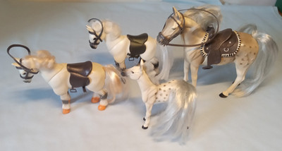 Kid Kore 2000 Plastic Toy Horse Mix  Lot of 4
