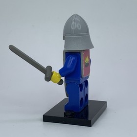 Lego CAS082S - Classic Castle Knight w/Vest, Shield & Sword - Sets 375 & 6075