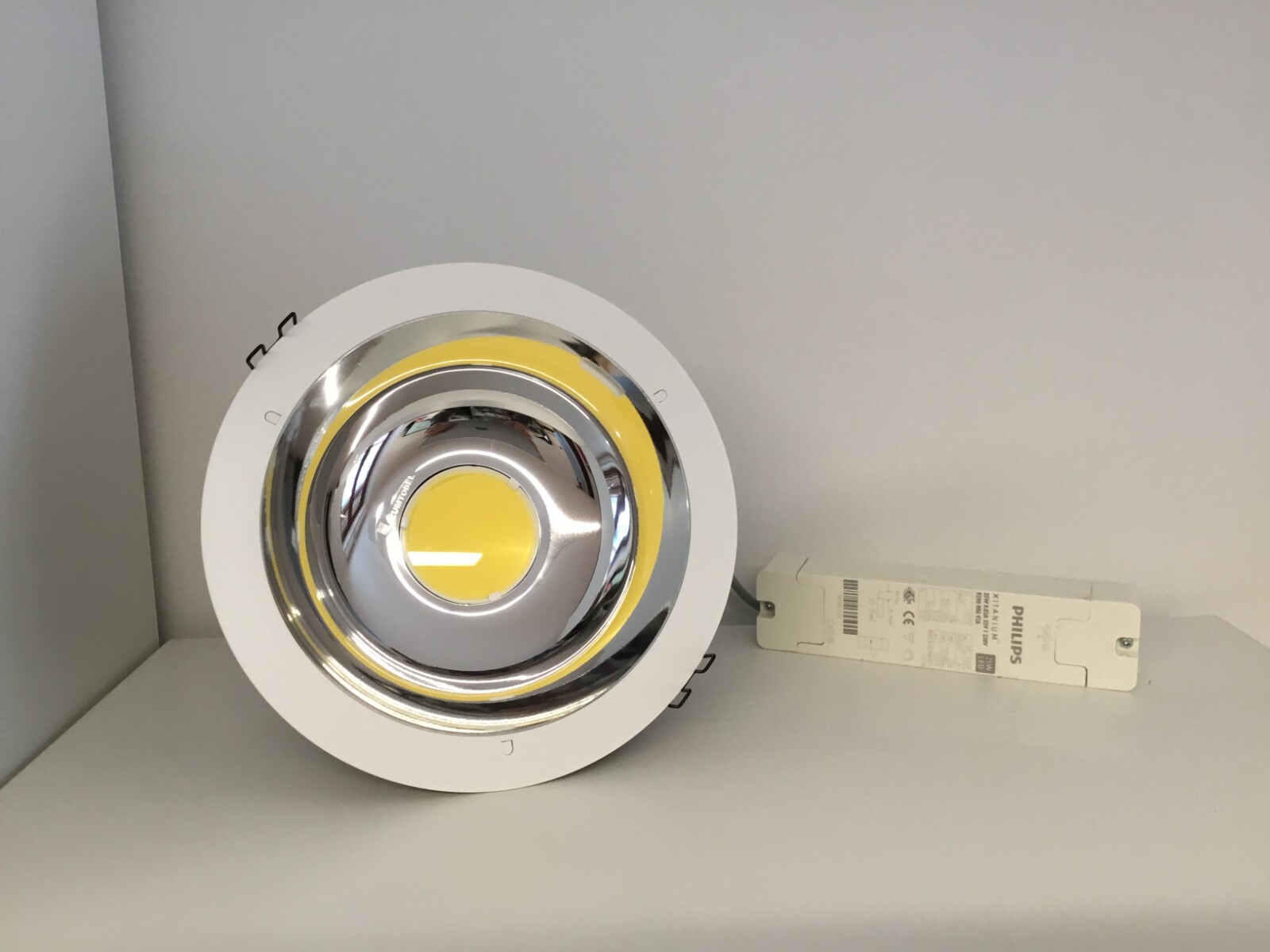 Plafonnier encastré à LED Zumtobel FD 1000 pour éclairer un salon moderne et épuré