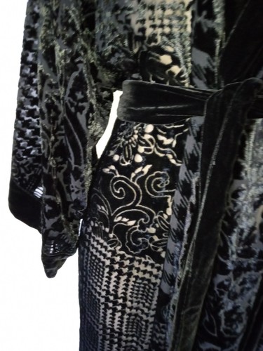 Victoria’s Secret Robe Burnout Velvet Pattern Sz M/L Black - Picture 3 of 10
