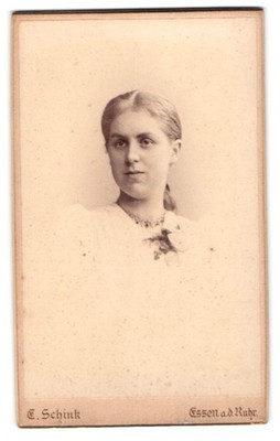 Fotografie E. Schink, Essen a. d. Ruhr, Linden Allee 25, Porträt einer jungen F 