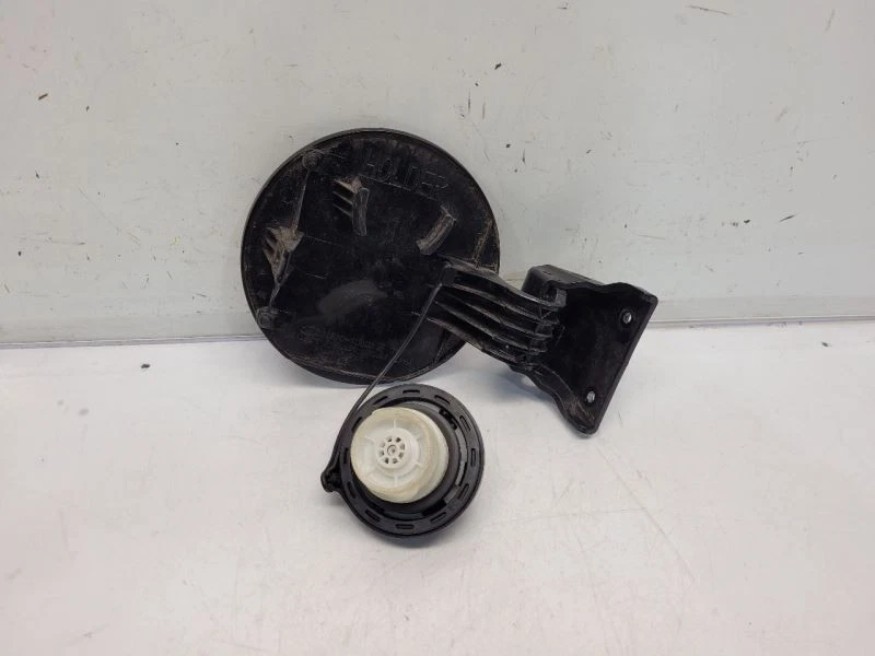 Porta de enchimento de combustível 2010 Kia Forte (Sedan) com tampa *preta* - Imagem 4 de 4