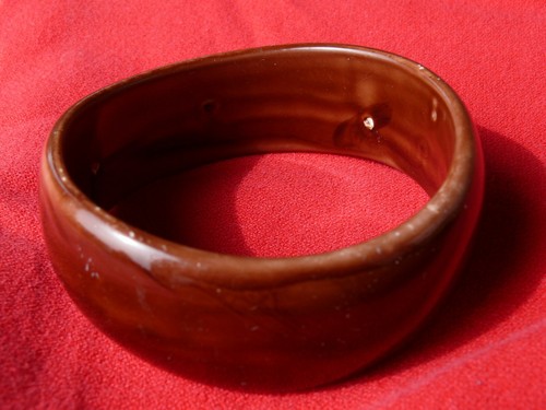Vintage Bakelite BANGLE BRACELET Wavy + Two Toned Cinnamon + Brown 9.5" I.D. - Picture 4 of 4