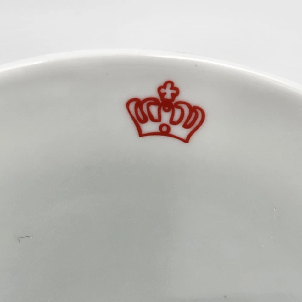 Taza de café Konitz King Crown 12 onzas multicolor con fondo azul Foto 4 de 4
