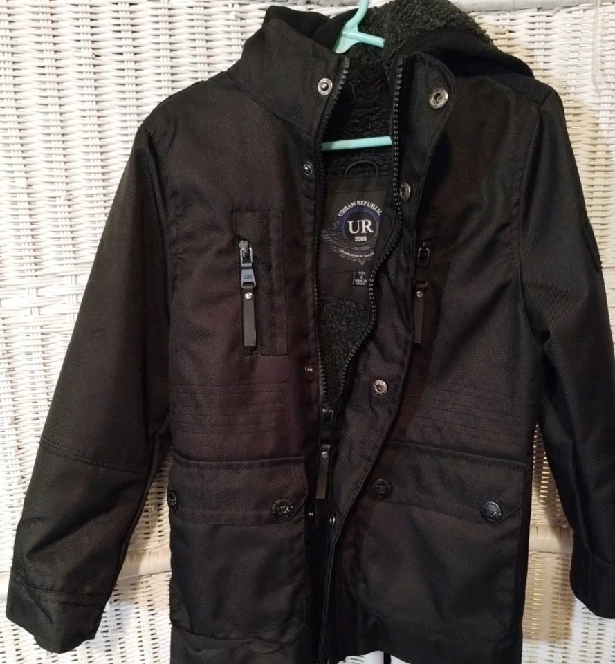 CHAQUETA NEGRA CON CAPUCHA URBAN REPUBLIC PARA NIÑOS Talla 4 Forro de piel sintética Muy Bonita y Cálida  Foto 2 de 4