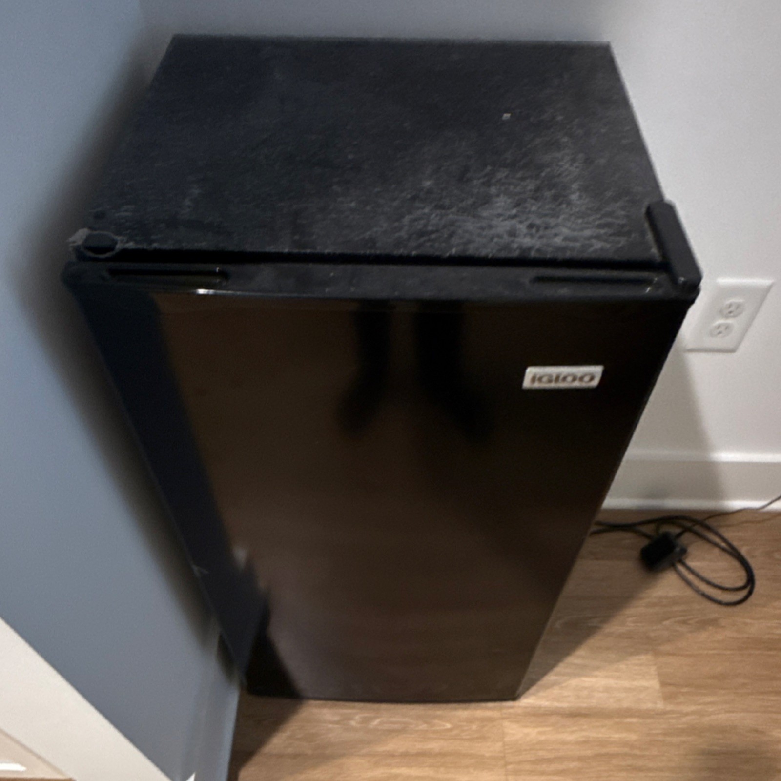 Igloo Black Table Top Mini Fridge With Ice Box, Single Door, 2 Shelves