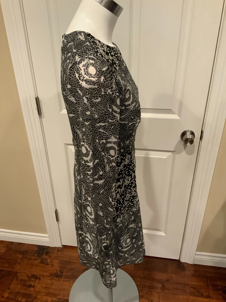 Walter Baker Jessie 黑灰色飞溅印花修身喇叭裙,4 码 — 第 3/4 张图片