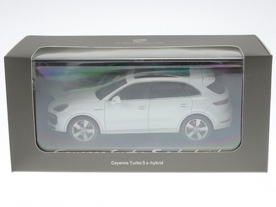 Porsche Cayenne Turbo S E3 PHEV white diecast model car 3140K
