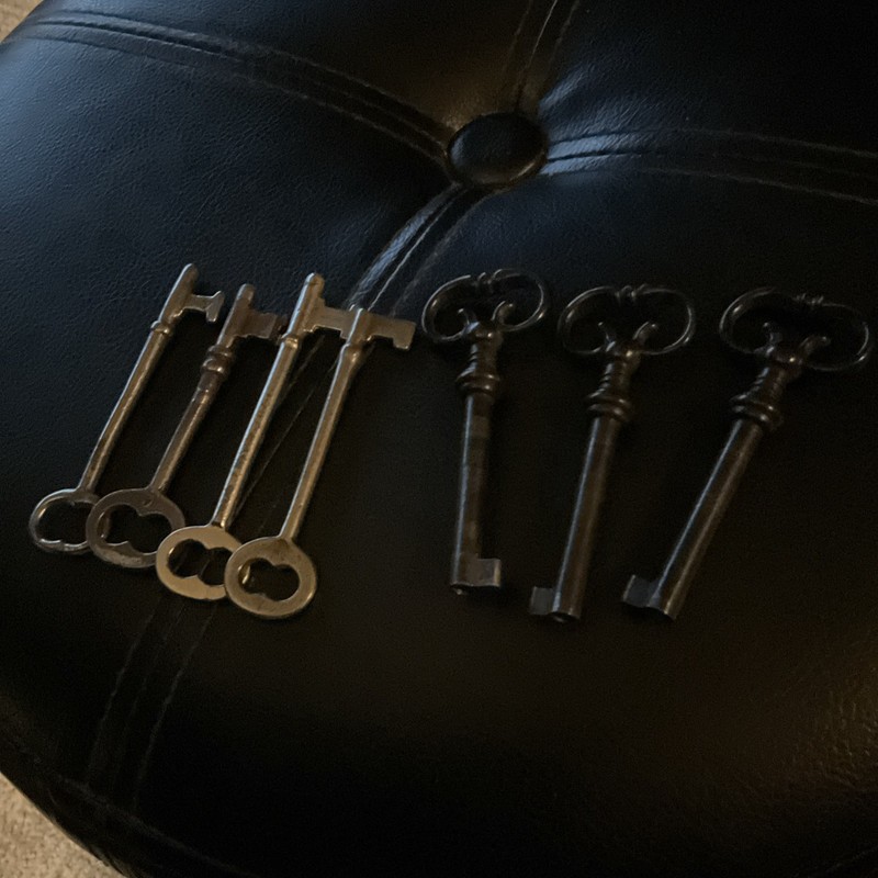 Lot of 7 Assorted Antique/Vintage Metal Skeleton Keys