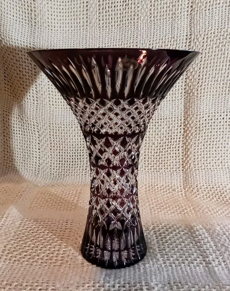 Antigo.Uniq Ajka cristal 24% Pbo intrincado vermelho rubi cortado à mão em vaso de cristal. Hungria - Imagem 2 de 4