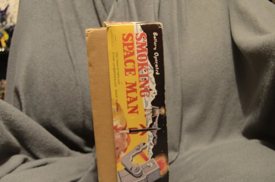 Juguetes HAHA Smoking Spaceman azul producción de juguetes de hojalata a batería Foto 2 de 4