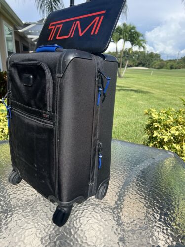 Tumi Alpha 2 Nero/Blu Personalizzato Espandibile 4 Ruote Spinner Trasporto - $895 Usato in Ottime Condizioni - Foto 14 di 19