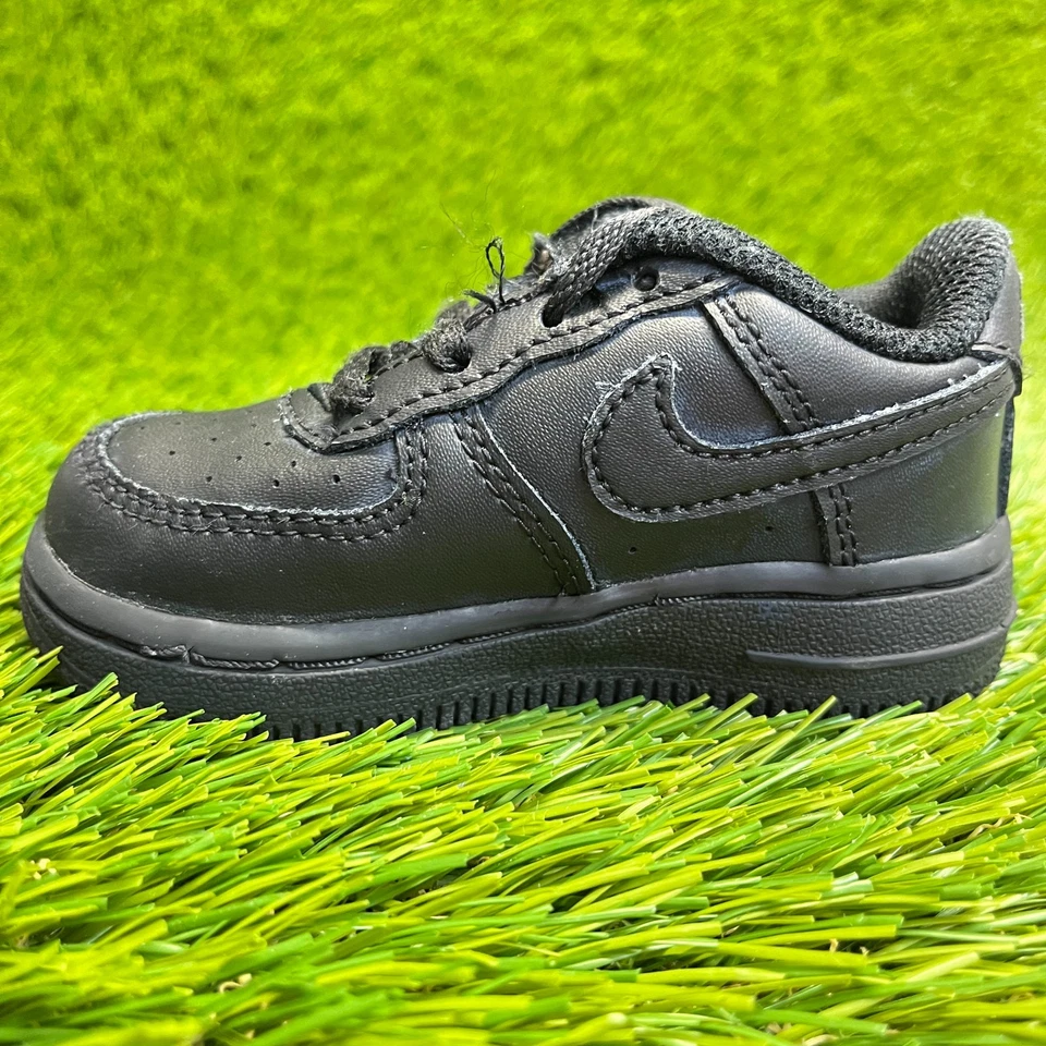 Nike Air Force 1 LE Niño Pequeño Talla 5C Triple Negro Caminar Cuero Zapatos Tenis Foto 2 de 4