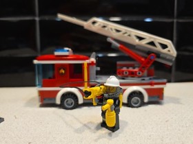 LEGO CITY: Fire Ladder Truck (60107) Complete With Box & Manual Retired 2016