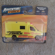 Ambulancia Maisto American Force 1/64 Diecast Walmart Yellow Adventure Force