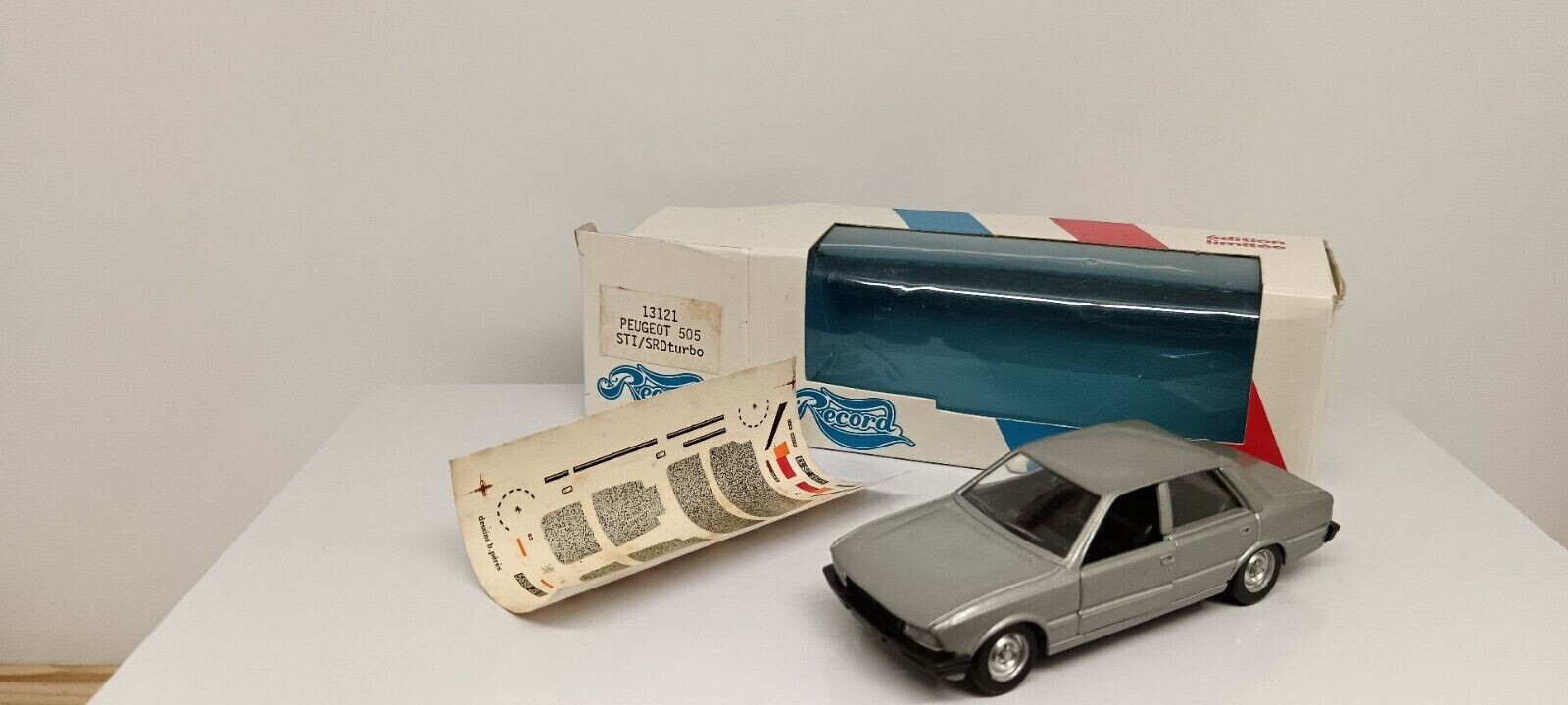Peugeot 505 Berline miniature Solido 1/43 un modèle ancien en métal injecté d'exception