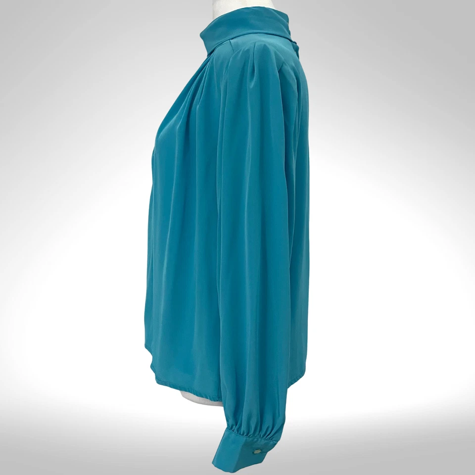 Blusa De Colección Aqua Satén Años 80 Cuello Simulado Plisada Pequeña Minimalista Elegante Foto 3 de 4