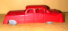 Berlina 4 porte vintage in plastica rossa - anni '50