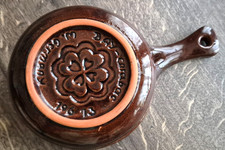 Keramik-Backform braun von Bay Ceramic zum Aufhängen mit Herzchendetail