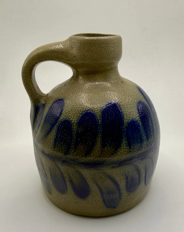 Кобальтовая синяя керамическая студийная керамическая ваза кувшин с подписью BBP 1992 декор фермерского дома - Изображение 2 из 3