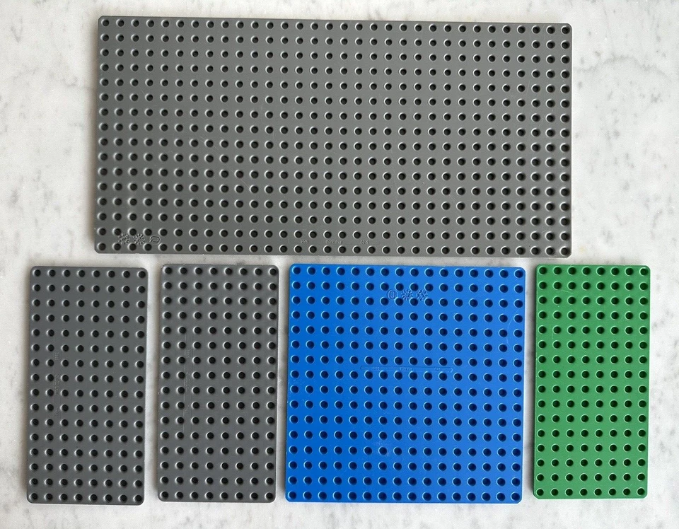 Lote de cinco placas base LEGO - Tamaños mixtos de varios juegos. 3867 2748 3865 Foto 2 de 4