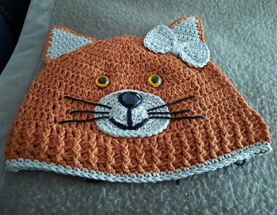 Handmade Häkelmütze Katze mit Schleife, Orange/Weiß,
