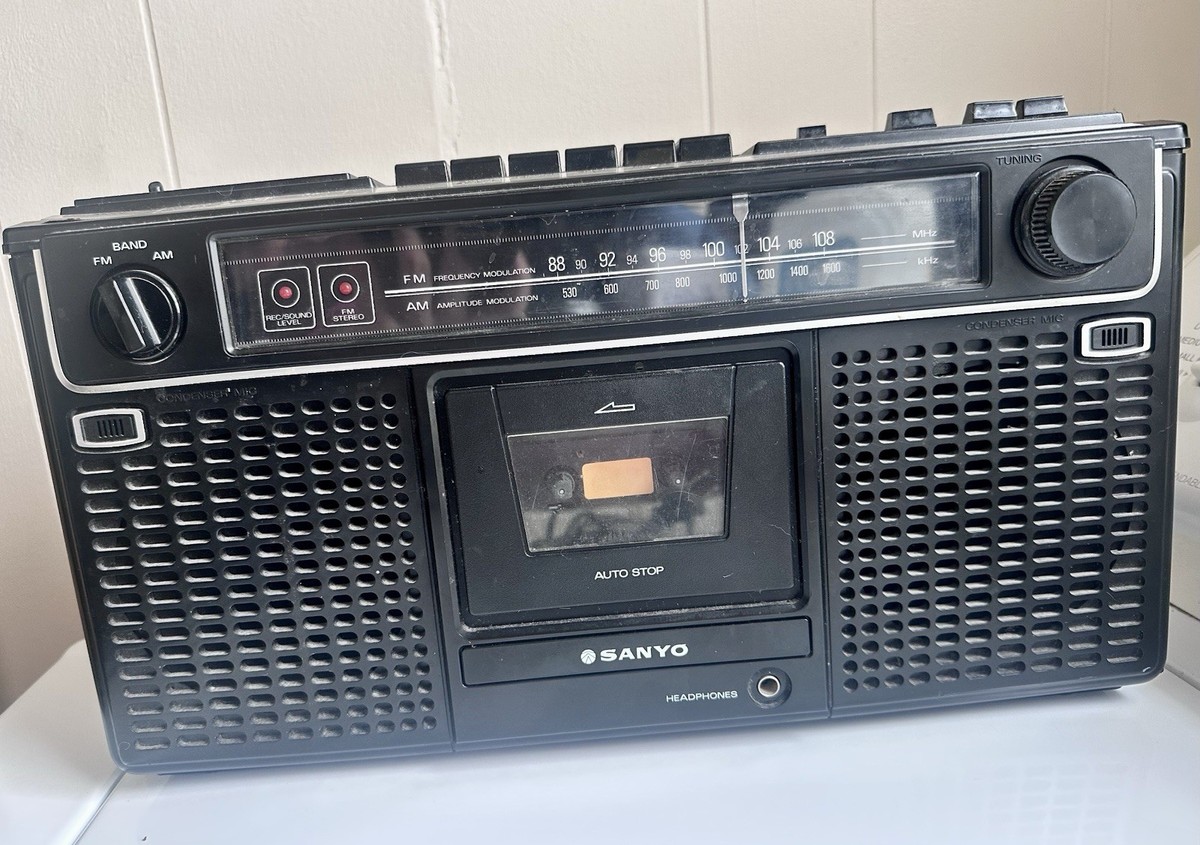 SANYO M9902F AM/FM/Tape Portable Stereo Boombox Ghettoblaster