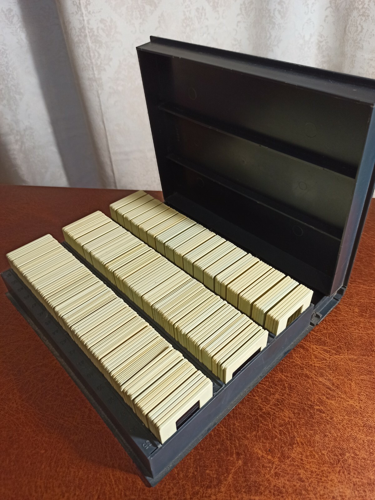 Caja vintage para toboganes. RDA. Pintura y arquitectura. 250 piezas SN