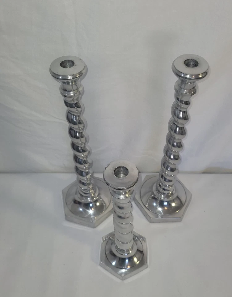 Juego de tres candelabros de metal fundido pulido remolino pesado Foto 2 de 4