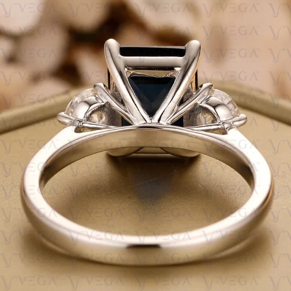 Alianza enchapada en oro blanco de 18 quilates con zafiro natural y diamantes talla esmeralda de 4,20 quilates Foto 3 de 4