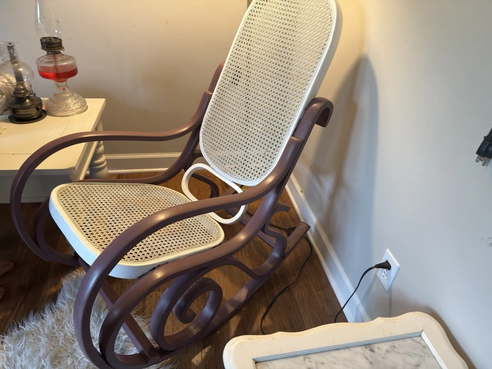 Mecedora vintage de madera curvada con caña de mimbre Foto 3 de 3