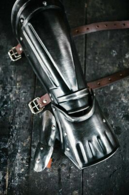 Mittelalterliche einzelne Armschiene aus geschwärztem Stahl aus Berserker Ani...