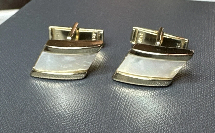 Hermosos gemelos de madreperla pendientes de patente tono dorado Foto 2 de 4