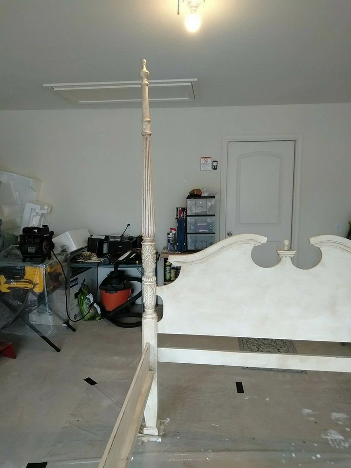 4 carteles cama queen anne angustiada Foto 2 de 4