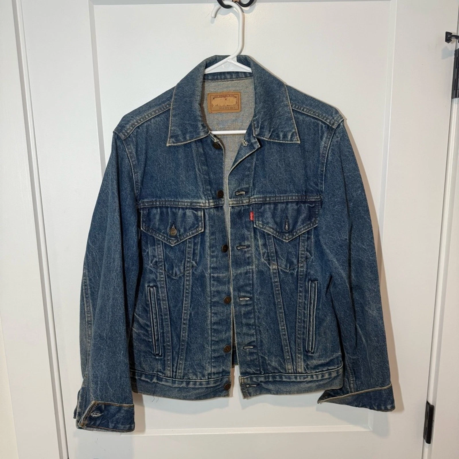 Vintage Levi's Men's Blue Denim Trucker Jacket. Made in USA. Casual, size 38. M.