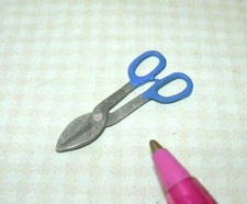 Miniature "Sir Thomas Thumb" Tin Shears, Blue, 1 3/16" Long: DOLLHOUSE 1:12