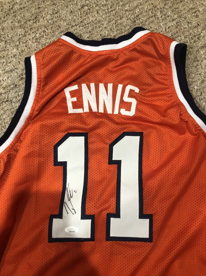 БАСКЕТБОЛЬНАЯ ФУТБОЛКА С АВТОГРАФОМ СИРАКУЗСКОГО ОРАНЖЕВОГО ТАЙЛЕРА ЭННИСА СЕРТИФИКАТ ПОДЛИННОСТИ JSA - Изображение 2 из 4