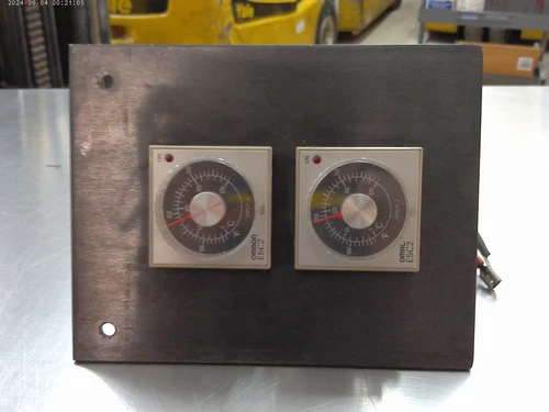 OMRON E5C2-R20J TEMPERATURE CONTROLLER - PAIR OF 2
