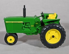 Ertl 1:16 Scale John Deere Tractor 3020 Narrow Front