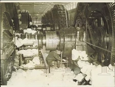 1938 Press Photo Worker removes ice obstructing hydro-electric power plant in NY