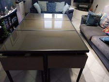 Tavolo-struttura in metallo e ripiani in cristallo