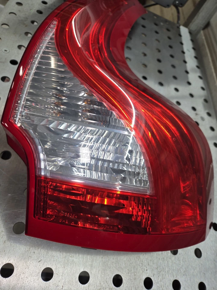 Luz trasera derecha derecha del lado del pasajero Volvo XC60 2010-2017 Foto 3 de 4