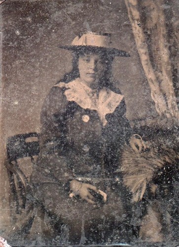 ORIG UNUSUAL VICTORIAN Tintype / Ferrotype Photo c1860s YOUNG LADY WEARING HAT - Picture 3 of 4