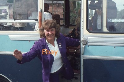 35 mm Dia - lustig aussehender Reiseleiter steht vor der Tür des Busses / Reisebus, 1970er