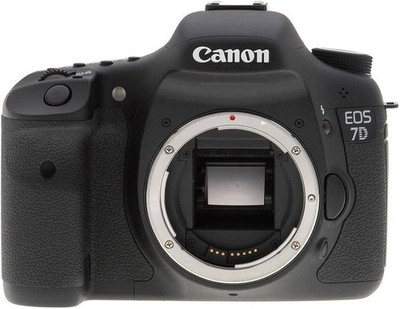 Canon EOS 7D 18 MP DSLR with 18-55mm Lens Battery & Charger.               S E T
