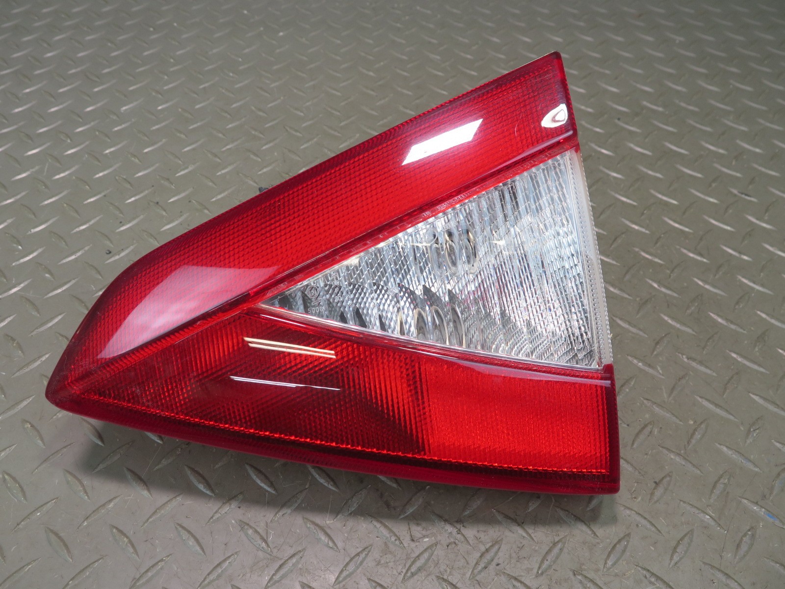 2008-2012 MASERATI GRANTURISMO M145 REAR RIGHT INNER TAIL LIGHT LAMP 231568