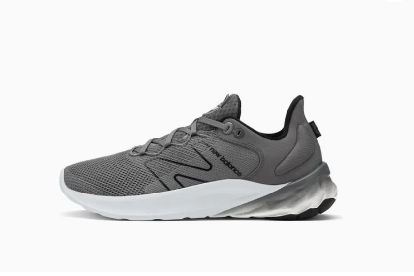 Zapatos para correr New Balance® para hombre 9,5 AMPLIOS espuma fresca ROAV v2 en Castlerock/gris Foto 2 de 4