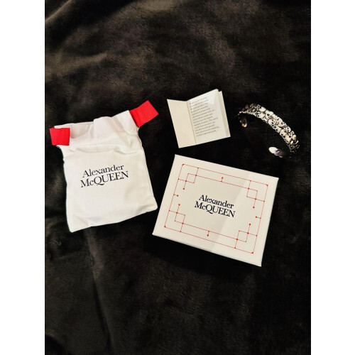 【送料&関税込】Alexander McQueen Multiskull Bangle Bracelet Alexander McQueen MultiSkull Bangle SS21 Engraved mens MINT